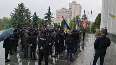 У Тернополі біля будівлі ОДА протестують — правий сектор вимагає відставки Авакова У Тернополі біля будівлі ОДА протестують — правий сектор вимагає відставки Авакова