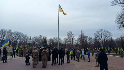Над Кропивницьким підняли новий прапор України. Попередній пошкодився через вітер та дощ Над Кропивницьким підняли новий прапор України. Попередній пошкодився через вітер та дощ