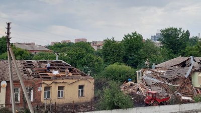 Ракета РФ влучила у приватний сектор у Харкові: є поранений Ракета РФ влучила у приватний сектор у Харкові: є поранений