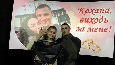 Після восьми років разом: в Одесі військовий освідчився коханій у кінотеатрі. ВІДЕО