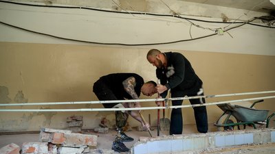 У Чернігові ветерани війни на протезах ремонтують приміщення для простору "Серцевір" У Чернігові ветерани війни на протезах ремонтують приміщення для простору "Серцевір"