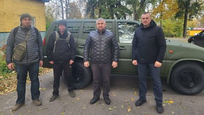 Жителі села Жубровичі придбали та передали авто воїнам ЗСУ Жителі села Жубровичі придбали та передали авто воїнам ЗСУ
