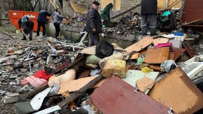 "Стелю й стіни побило уламками. Зали тепер немає". Жителі пошкодженої багатоповерхівки у Херсоні про наслідки удару РФ