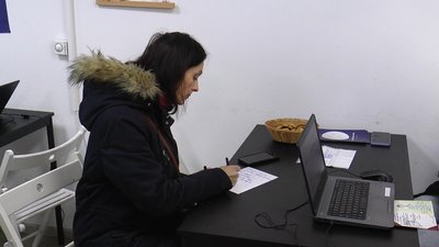 Переселенка Ольга Малежик пише лист Переселенка Ольга Малежик пише лист