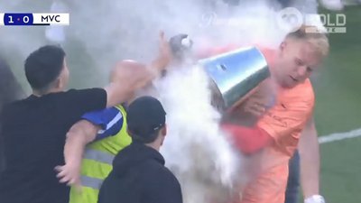 У чемпіонаті Австралії матч не був дограний через напад уболівальників на голкіпера та суддю: відео інциденту