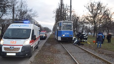 У Миколаєві рятувальникам довелось підняти трамвай, аби вивільнити людину