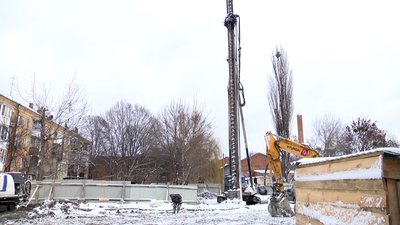 У Житомирі через підготовчі роботи з будівництва багатоповерхівки сусідній будинок почав руйнуватися У Житомирі через підготовчі роботи з будівництва багатоповерхівки сусідній будинок почав руйнуватися