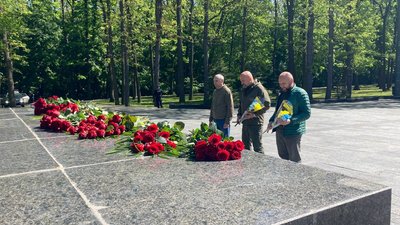 Покладання квітів на Меморіалі Слави у Харкові