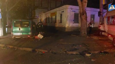 У Миколаєві зіштовхнулись два мікроавтобуси: вісім людей травмовані У Миколаєві зіштовхнулись два мікроавтобуси: вісім людей травмовані
