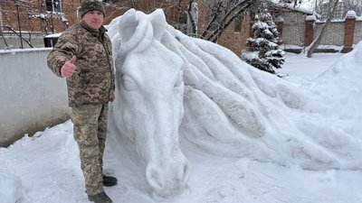 Олександр Нечепуренко та скульптура коня