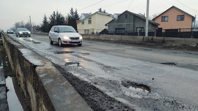 Розрізані шини, погнуті диски, тисячі грн на ремонт авто: у якому стані дороги Ужгорода після зими Розрізані шини, погнуті диски, тисячі грн на ремонт авто: у якому стані дороги Ужгорода після зими