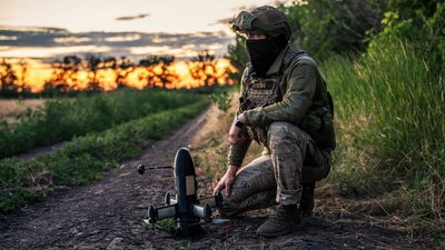Український військовий з зенітним дроном
