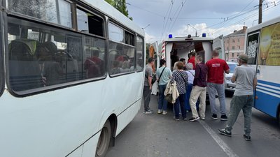 У Полтаві автобус врізався у дерево