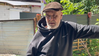 Місцеві скаржаться на сморід через сміття, яке накопичив сусід у центрі Полтави: що робити