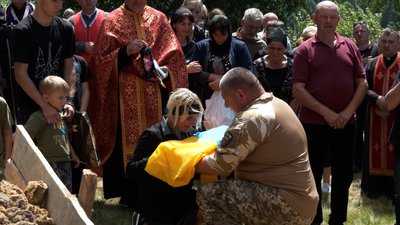У Бубнищі на Івано-Франківщині попрощалися з воїном Володимиром Кондратом У Бубнищі на Івано-Франківщині попрощалися з воїном Володимиром Кондратом