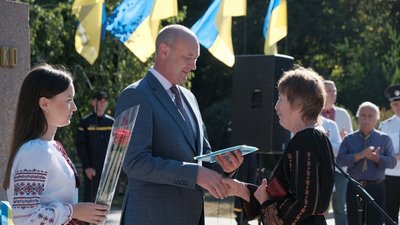 У Кропивницькому батьки загиблих воїнів підняли прапор України
