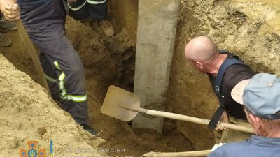 На Львівщині чоловіка засипало землею під час копання траншеї На Львівщині чоловіка засипало землею під час копання траншеї