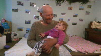 Дідусь із малятком. Історія порятунку родини Платових Дідусь із малятком. Історія порятунку родини Платових