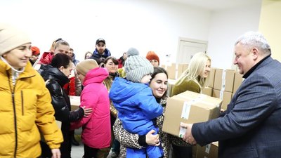 Секретар міськради Володимир Вовкотруб передає німецьку допомогу родинам Білої Церкви