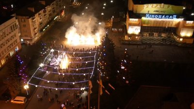 У Рівному запалили вогні на майданівських ялинках. Фоторепортаж із дрона У Рівному запалили вогні на майданівських ялинках. Фоторепортаж із дрона