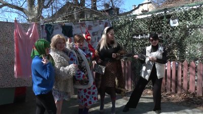 Злободенні скетчі в антуражі старої Одеси. Жіночий театр знімає серіал про війну. ВІДЕО Злободенні скетчі в антуражі старої Одеси. Жіночий театр знімає серіал про війну. ВІДЕО