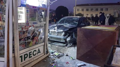 Вийшов з кіоску покурити і це врятувало життя: у Херсоні сталася ДТП