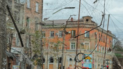 Вид на будинки у Слов'янську після удару КАБ-1500 по середмістю 15 квітня 2026 року