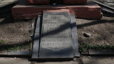 Підпис до пам'ятника воїнам радянської армії в парку імені Шевченка Підпис до пам'ятника воїнам радянської армії в парку імені Шевченка