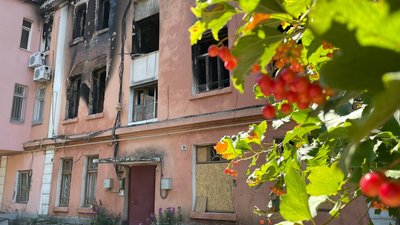 Попіл під ногами. Мешканці пошкодженого обстрілами будинку розчищають оселі Попіл під ногами. Мешканці пошкодженого обстрілами будинку розчищають оселі