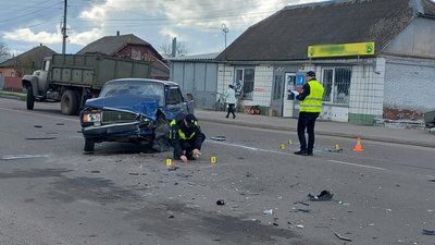 Зіткнення трьох автомобілів на Сумщині: водіїв та пасажирів доставили до лікарні, серед них — дитина Зіткнення трьох автомобілів на Сумщині: водіїв та пасажирів доставили до лікарні, серед них — дитина