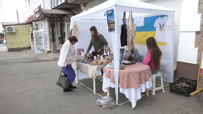 Ярмаркують серед міста: на Рівненщині троє подруг збирають гроші на авто для ЗСУ Ярмаркують серед міста: на Рівненщині троє подруг збирають гроші на авто для ЗСУ