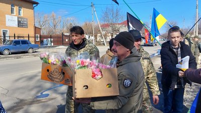 У Шполі під час акції "Не мовчи — полон вбиває" рідним захисників дарували квіти