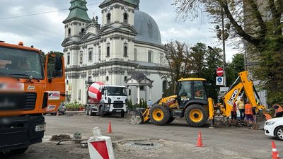 На одній з центральних вулиць Тернополя перенесли пішохідний перехід: рух ускладнений