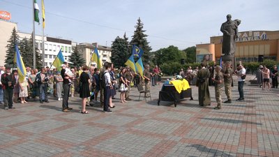 на майдані Незалежності у РІвному прощаються з Віктором Суходольським на майдані Незалежності у РІвному прощаються з Віктором Суходольським