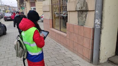 Працівники "Львівводоканалу" почали знімати показники лічильників. Вони — у спецжилетах