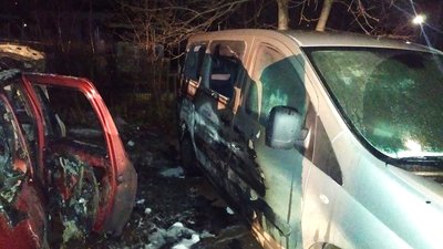 На Франківщині вночі горіли сім автомобілів. Що про це відомо На Франківщині вночі горіли сім автомобілів. Що про це відомо
