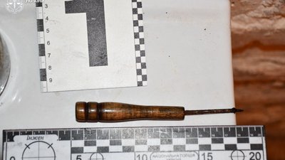 Шило, яким підозрюваний здійснив удар