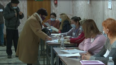 Виборцю без документів видали бюлетень на дільниці №210720 в Ужгороді