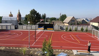 На території спортивного майданчика окрім вихованців дитсадка, зможуть займатись і учні першого-четвертого класів ЗОШ №13. Фото: Суспільне На території спортивного майданчика окрім вихованців дитсадка, зможуть займатись і учні першого-четвертого класів ЗОШ №13. Фото: Суспільне
