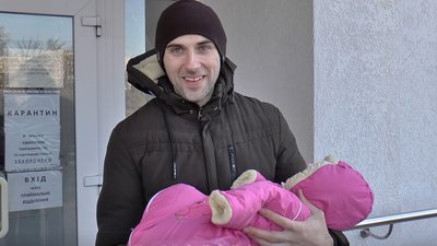 Вдруге стали батьками: у Полтаві в родині переселенців народилась дівчинка Вдруге стали батьками: у Полтаві в родині переселенців народилась дівчинка