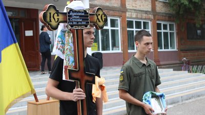 На Кіровоградщині попрощалися з захисниками Сергієм Поліщуком і Денисом Пильненьким На Кіровоградщині попрощалися з захисниками Сергієм Поліщуком і Денисом Пильненьким