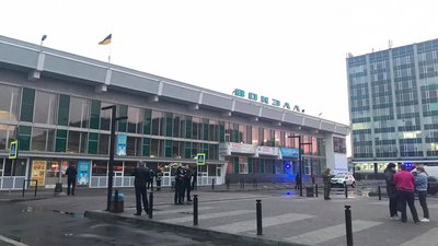 Повідомлення про замінування залізничного вокзалу у Хмельницькому надійшло близько 20 години. Фото. Суспільне. Поділля. Повідомлення про замінування залізничного вокзалу у Хмельницькому надійшло близько 20 години. Фото. Суспільне. Поділля.