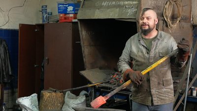 Коваль з Буковини робить пластини для бронежилетів, які передають ЗСУ Коваль з Буковини робить пластини для бронежилетів, які передають ЗСУ