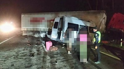 Поблизу Києва сталася смертельна ДТП. 20 людей травмовано, поліція підтверджує 5 загиблих