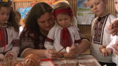 На Косівщині дошкільнята розфарбовували писанки На Косівщині дошкільнята розфарбовували писанки