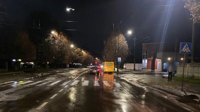 У Луцьку під колеса автомобіля потрапила жінка: її госпіталізували до реанімації У Луцьку під колеса автомобіля потрапила жінка: її госпіталізували до реанімації