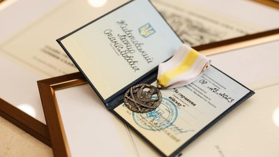 Закарпатським волонтерам вручили грамоти Головнокомандувача Збройних сил України Закарпатським волонтерам вручили грамоти Головнокомандувача Збройних сил України