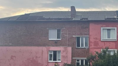 Наслідки грози Київщині 17 липня: пошкоджені будинки та авто, на підлітка впав дах