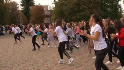 Руханка та майстер-класи: у ЧНУ ім. Б. Хмельницького провели олімпійський урок Руханка та майстер-класи: у ЧНУ ім. Б. Хмельницького провели олімпійський урок