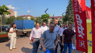 В’ячеслав Анатолійович та боксерська рукавичка: як УДАР і «Рідний дім» підписали угоду про співпрацю